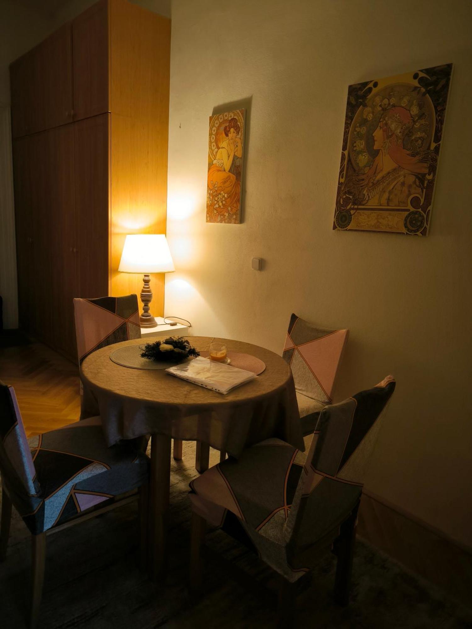 Apartamento Valentinka Minutes Away From Charles Bridge Praga Exterior foto