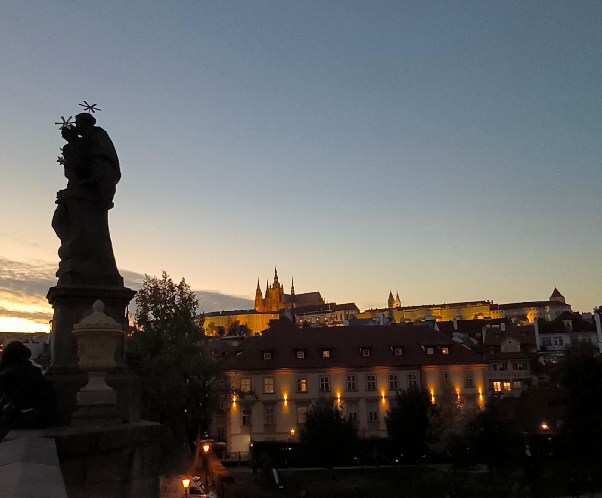 Apartamento Valentinka Minutes Away From Charles Bridge Praga Exterior foto